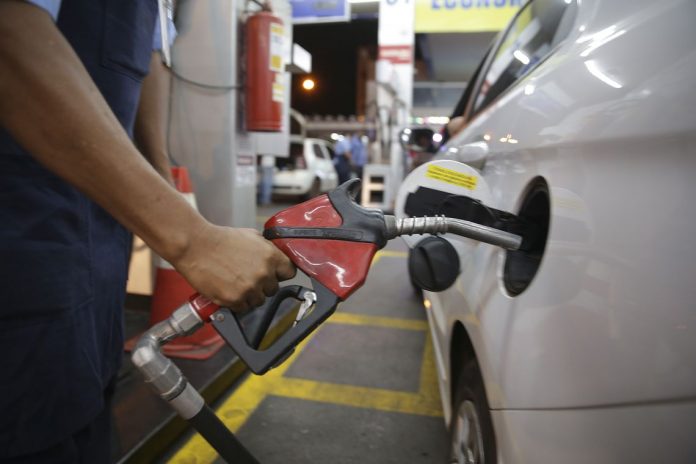 Preço médio do diesel se aproxima dos R$ 5, após 5 altas seguidas